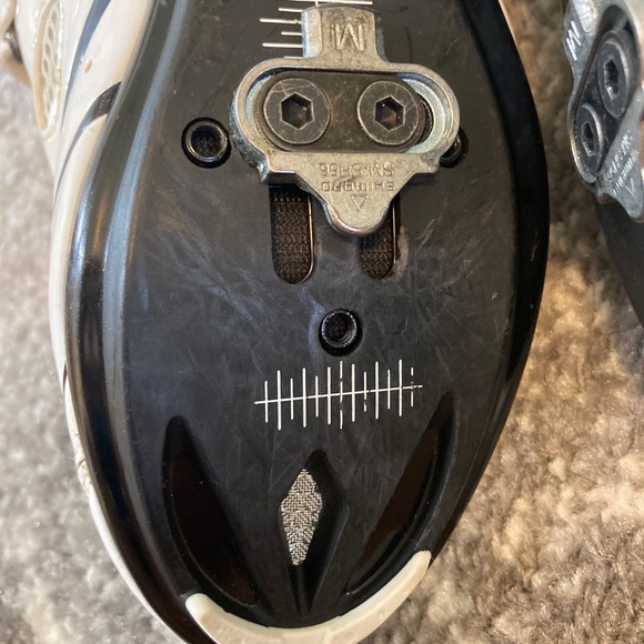 Giro cycle shoes w/ cleats indoor/outdoor Sz 6.5 - Picture 9 of 10